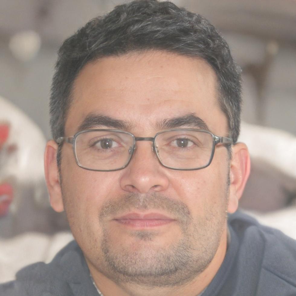 Kieran Blackstone, Senior Financial Analyst with 12 years experience in comparative company analysis
